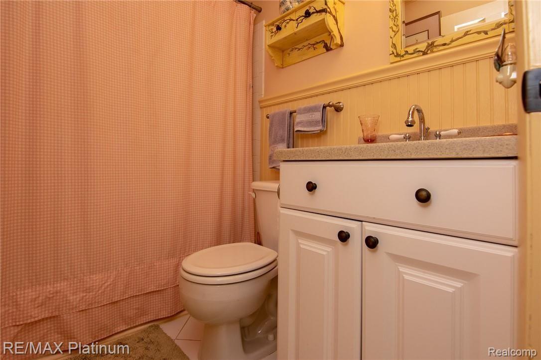 12214 Foley Road Fenton, MI 48430 - Photo 19 of 40 bathroom entry level.jpg