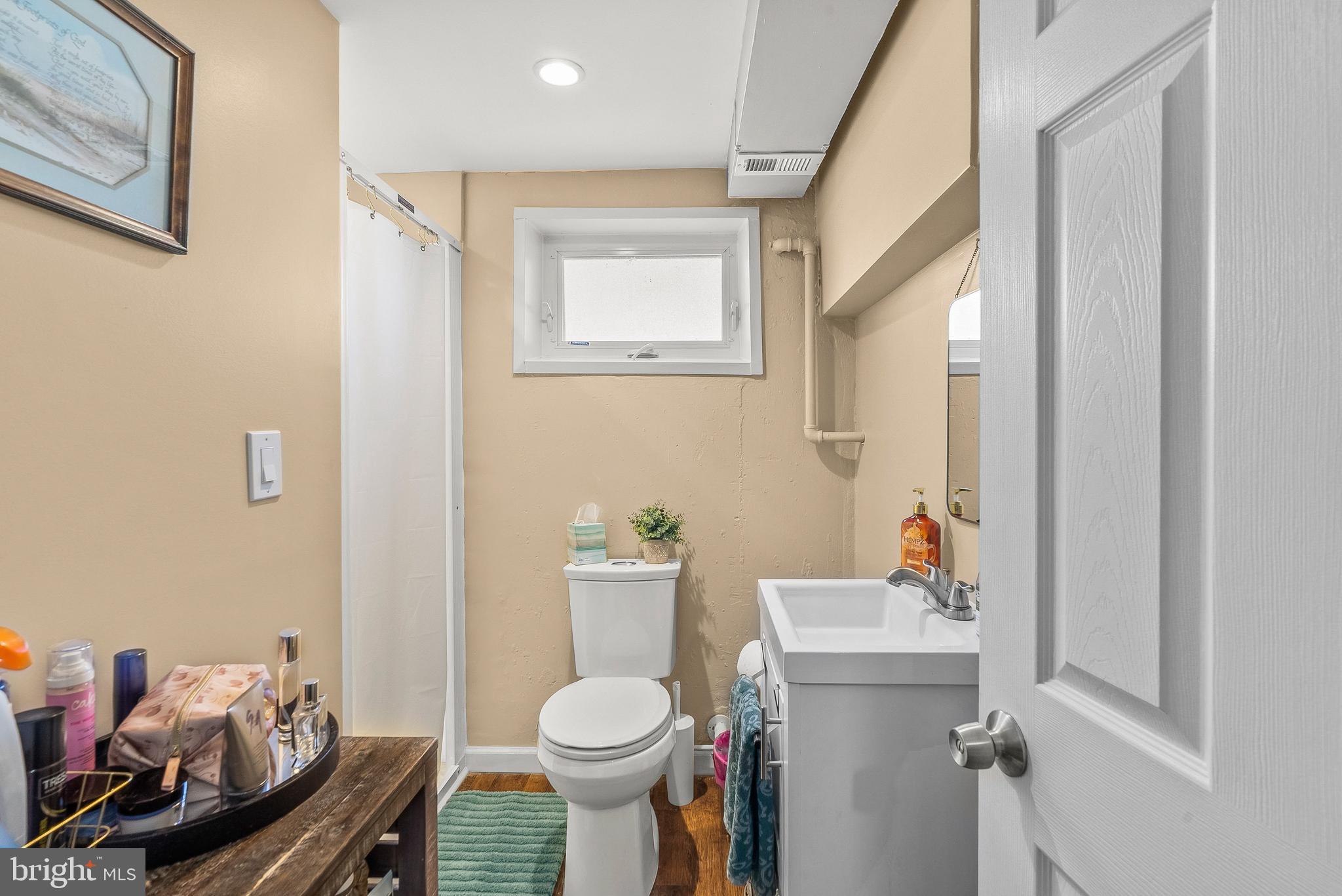 12455 Sweet Briar Road Philadelphia, PA 19154 - Photo 29 of 44 Full Bathroom outside of ground level bedroom