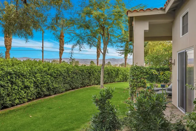 a view of yard with green space