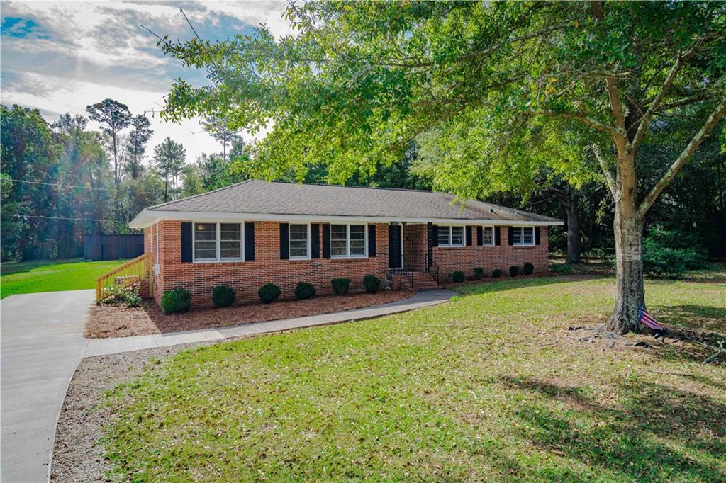 2811 Greensboro Road Madison, GA 30650 - Photo 1 of 1 a front view of a house with garden
