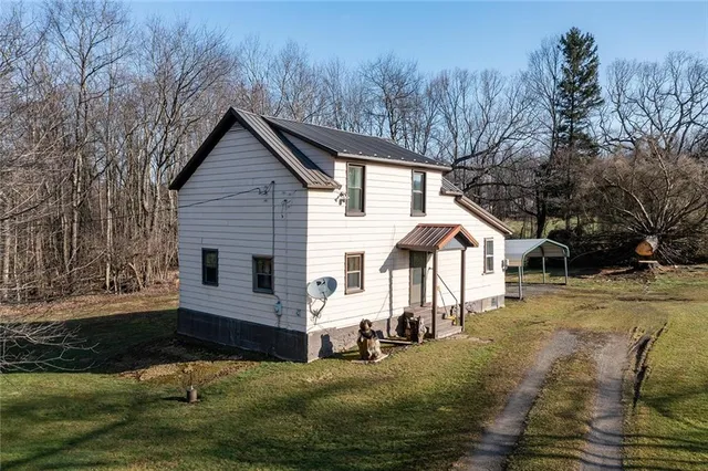 a view of a house with a yard