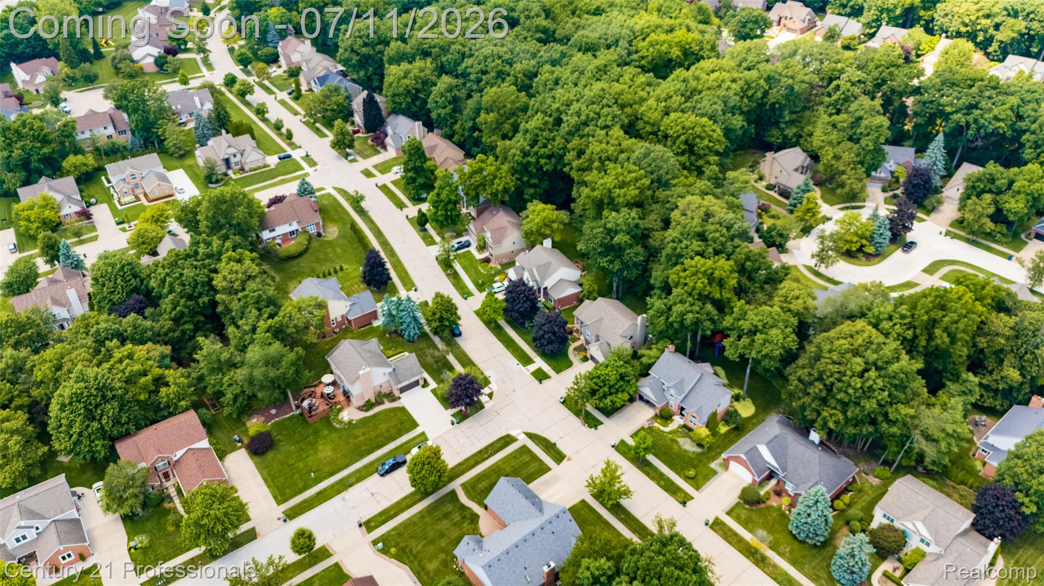 689 Woodfield Way Rochester, MI 48307 - Photo 53 of 61 Residential neighborhood featuring mature tree canopy, varied architectural styles, manicured lawns, and paved roadways