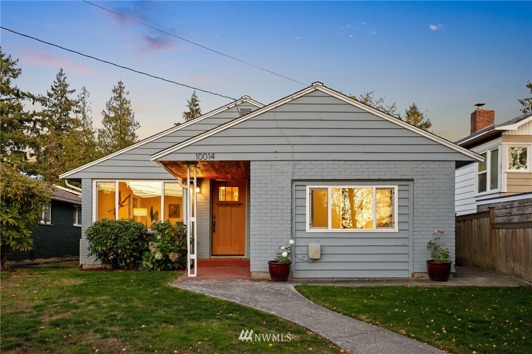 10014 40th Avenue Southwest Seattle, WA 98146 - Photo 2 of 36 a front view of a house with a yard