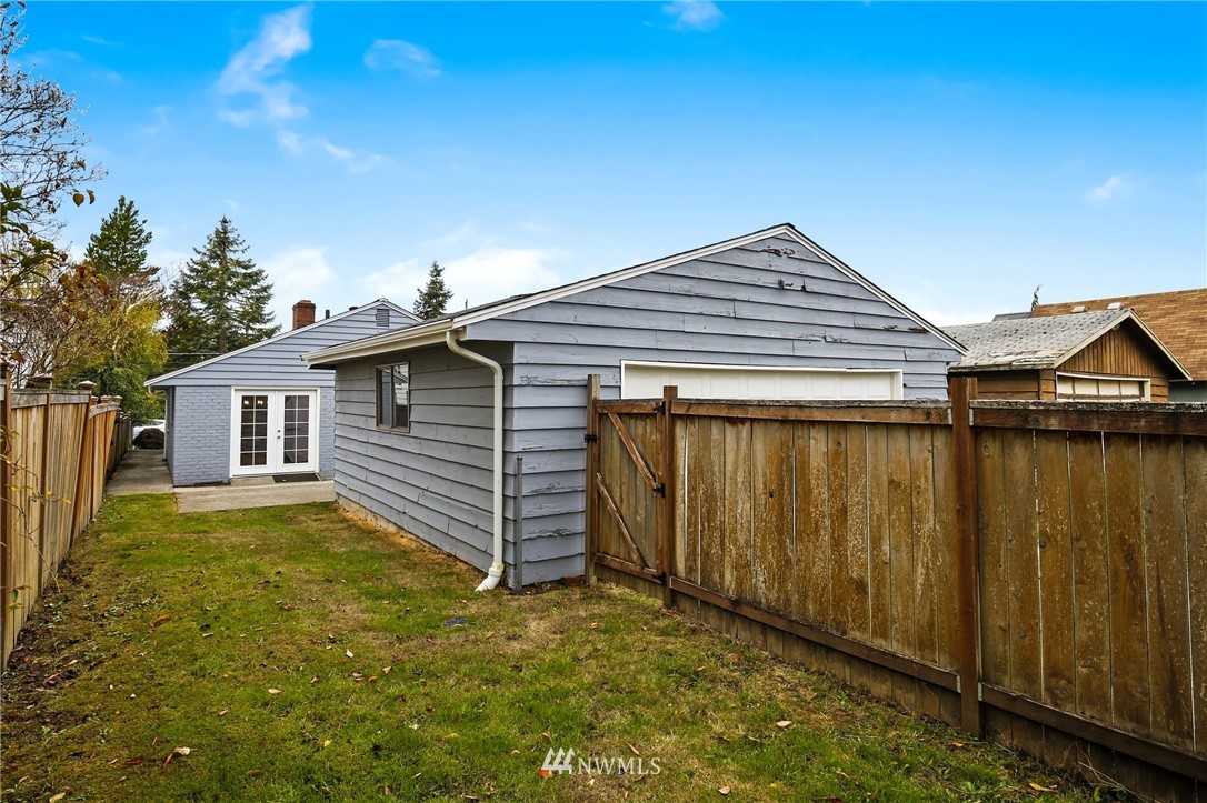 10014 40th Avenue Southwest Seattle, WA 98146 - Photo 18 of 36 a backyard of a house
