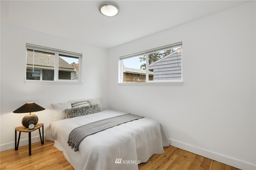 10014 40th Avenue Southwest Seattle, WA 98146 - Photo 25 of 36 a bedroom with a bed and a lamp