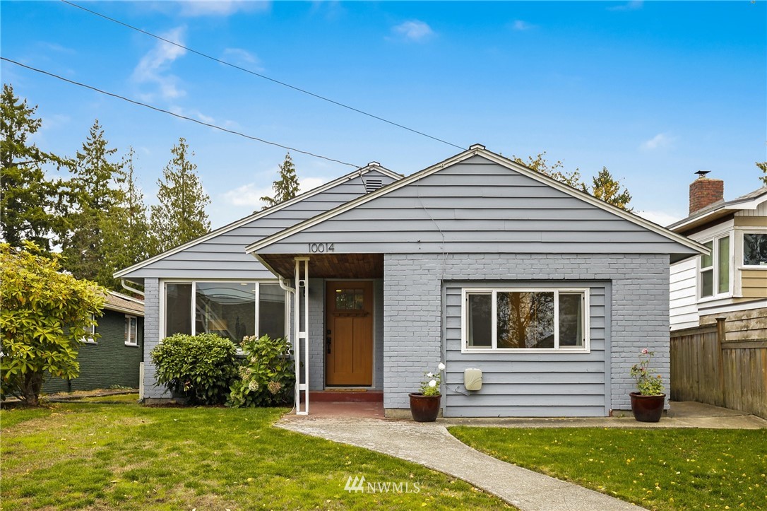 10014 40th Avenue Southwest Seattle, WA 98146 - Photo 28 of 36 a front view of a house with garden