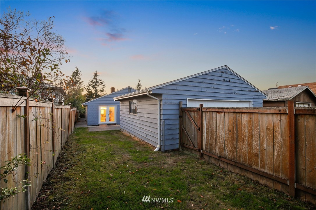 10014 40th Avenue Southwest Seattle, WA 98146 - Photo 32 of 36