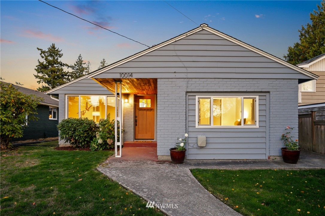 10014 40th Avenue Southwest Seattle, WA 98146 - Photo 34 of 36 a front view of a house with garden