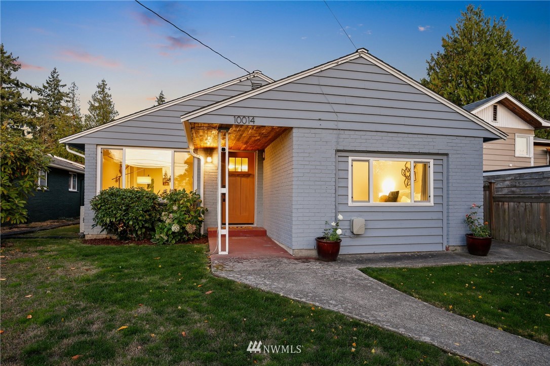 10014 40th Avenue Southwest Seattle, WA 98146 - Photo 35 of 36 a front view of a house with garden
