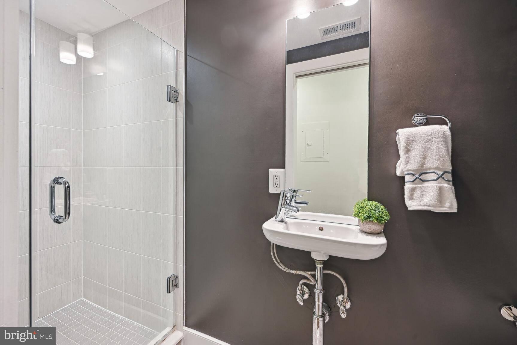 2014 Kalorama Road Northwest, Unit 6 Washington, DC 20009 - Photo 17 of 20 Gallery Image 17