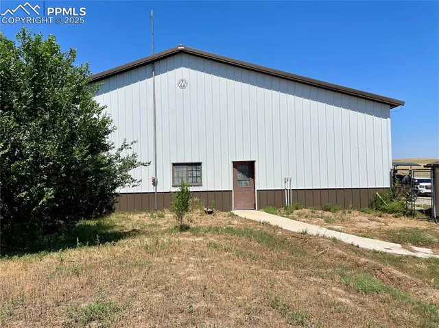 a view of a house with backyard