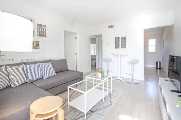 $3,000 | 6238 Southwest 59th Place, Unit 10, South Miami, FL 33143