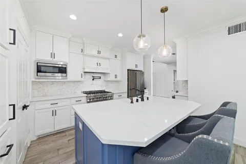 $800,000 | 22 Sugar Berry Circle, Houston, TX 77024