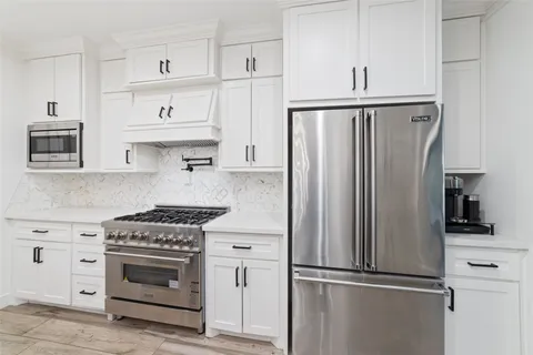 $800,000 | 22 Sugar Berry Circle, Houston, TX 77024