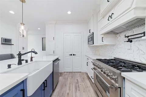 $800,000 | 22 Sugar Berry Circle, Houston, TX 77024