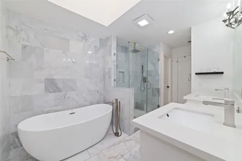 $800,000 | 22 Sugar Berry Circle, Houston, TX 77024