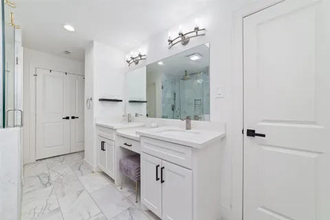 $800,000 | 22 Sugar Berry Circle, Houston, TX 77024