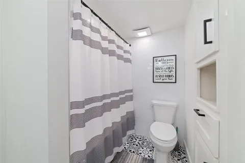 $800,000 | 22 Sugar Berry Circle, Houston, TX 77024