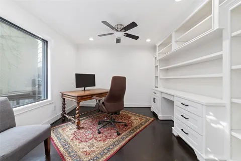 $800,000 | 22 Sugar Berry Circle, Houston, TX 77024