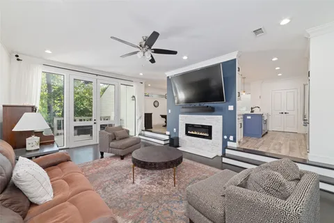 $800,000 | 22 Sugar Berry Circle, Houston, TX 77024