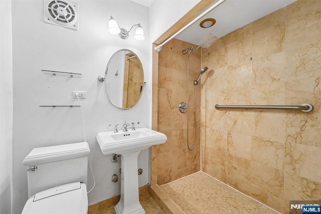 4 Horizon Road, Unit G18 Fort Lee, NJ 07024 - Photo 35 of 45 Gallery Image 35