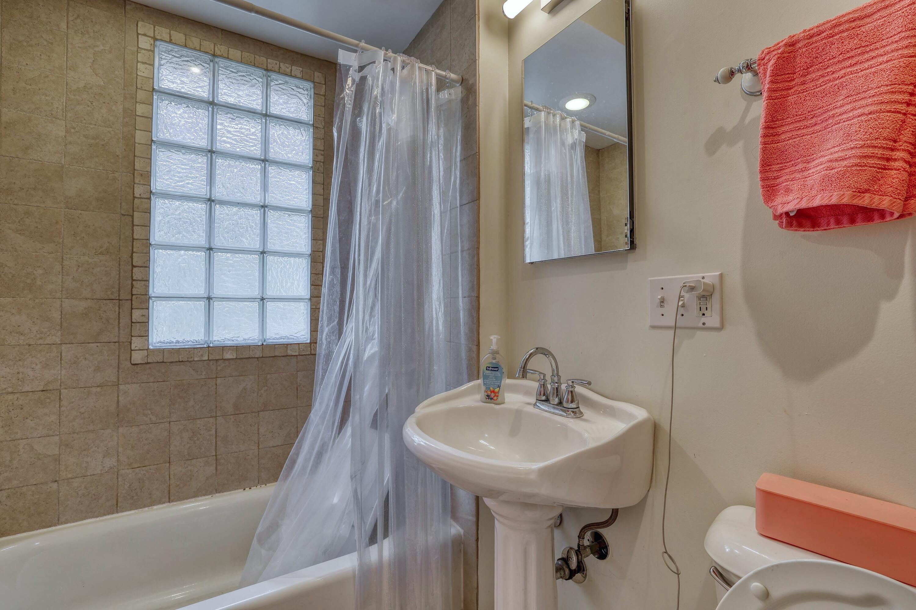 2017 North 48th Street, Unit 2019 Milwaukee, WI 53208 - Photo 28 of 36 Full Bathroom U2