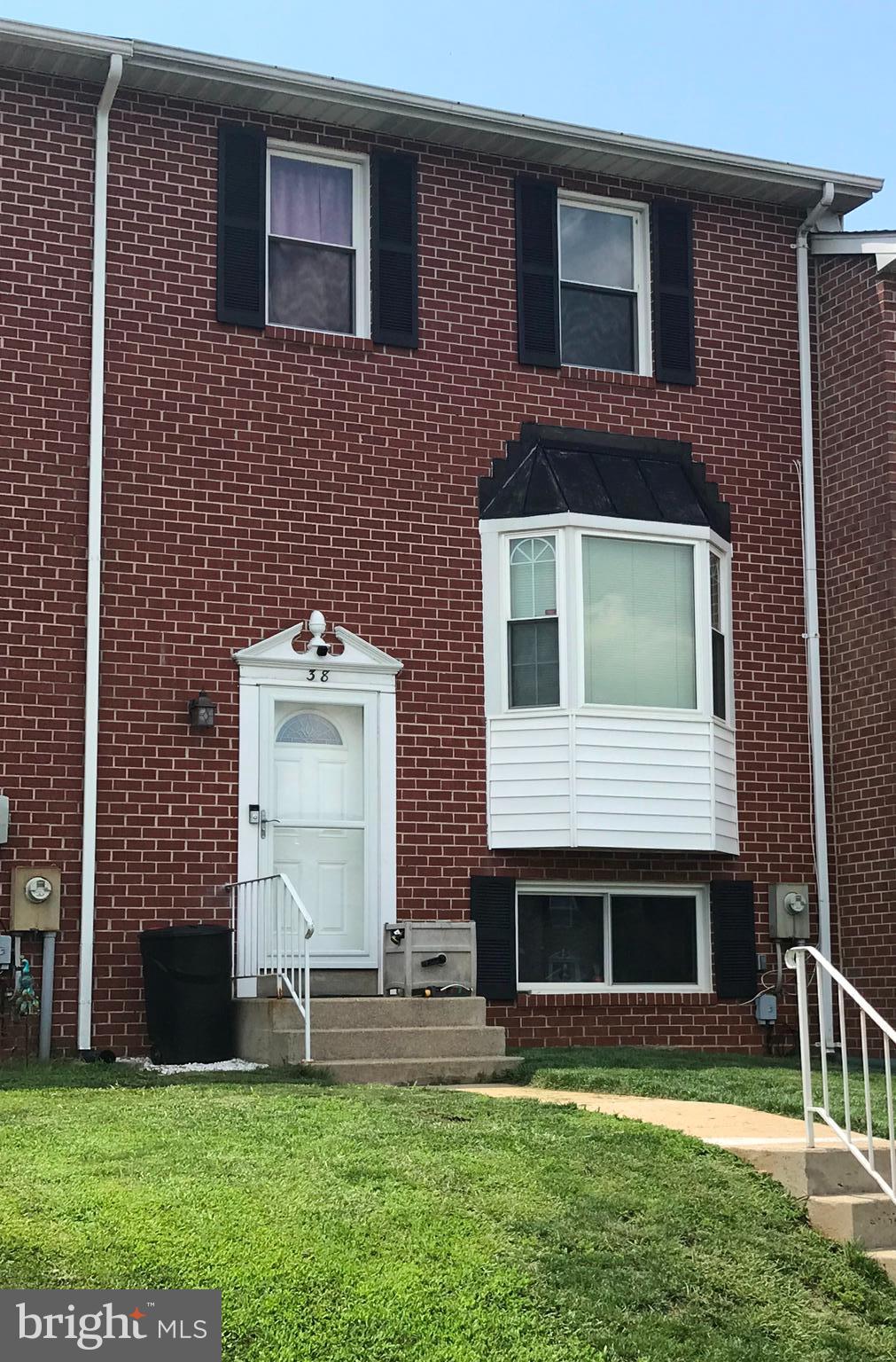 Fabulous brick split foyer townhouse