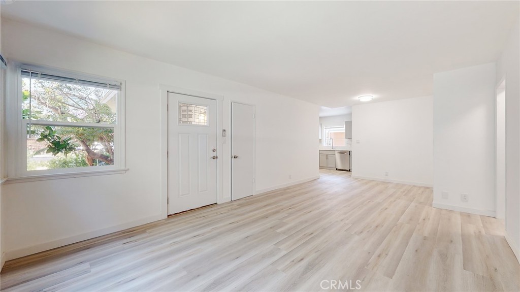 239 1/2 3rd Avenue Venice, CA 90291 - Photo 18 of 24 Large open livingroom/dining room