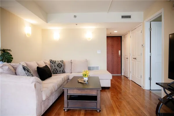 $185,000 | 600 Admiral Boulevard, Unit 604, Kansas City, MO 64106