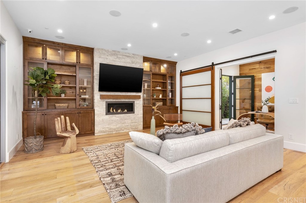 12108 Viewcrest Road Studio City, CA 91604 - Photo 15 of 51