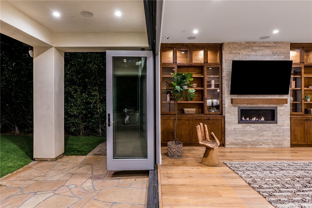 12108 Viewcrest Road Studio City, CA 91604 - Photo 17 of 51