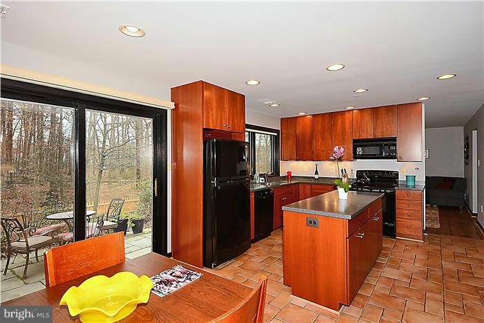 2451 Brussels Court Reston, VA 20191 - Photo 3 of 23 Kitchen