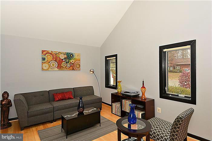 2451 Brussels Court Reston, VA 20191 - Photo 5 of 23 Living Room
