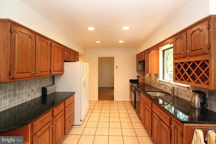 1818 Post Oak Trail Reston, VA 20191 - Photo 4 of 29 Kitchen