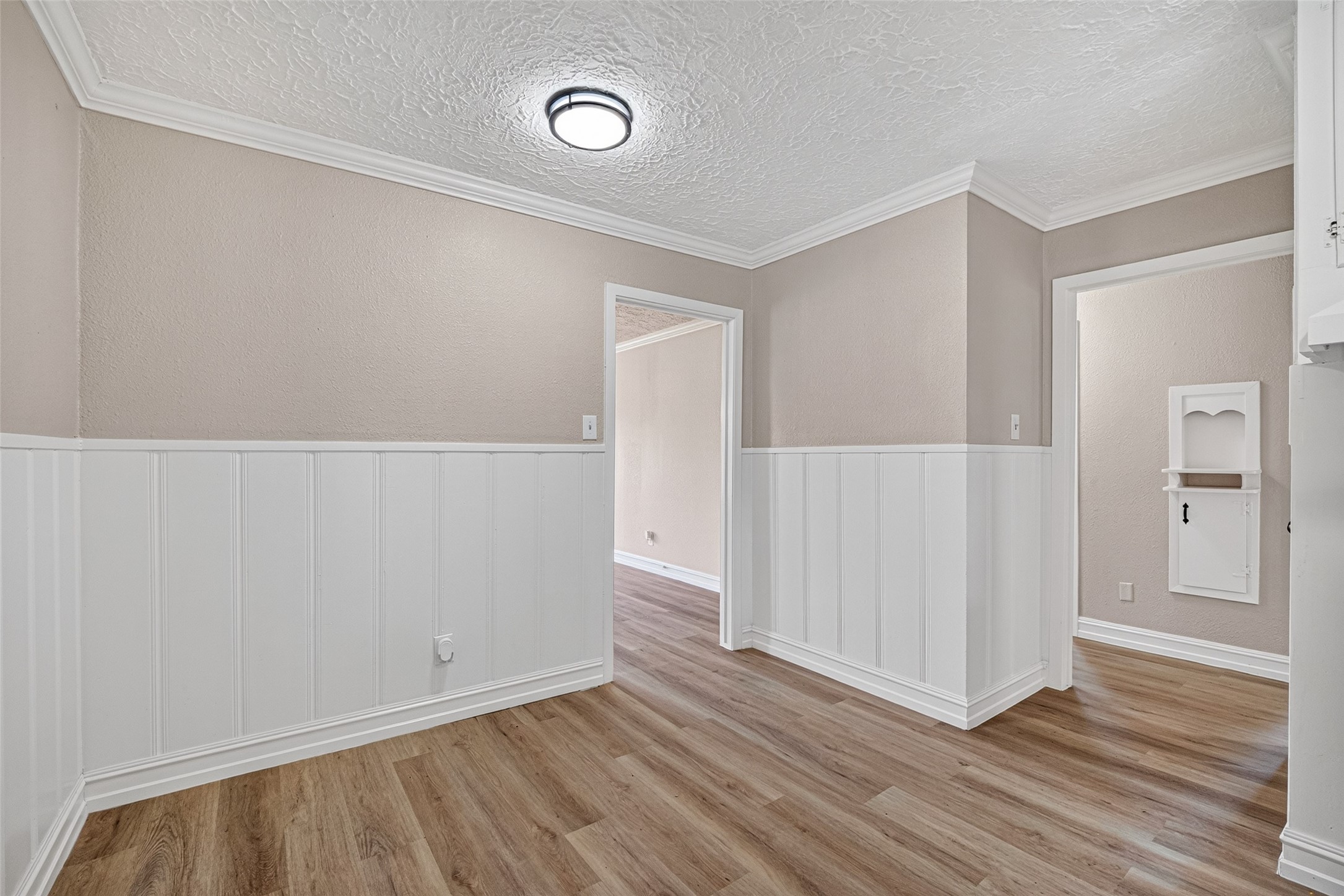 3218 Grant Street Pasadena, TX 77503 - Photo 7 of 26 Walk into the breakfast area from the living room.