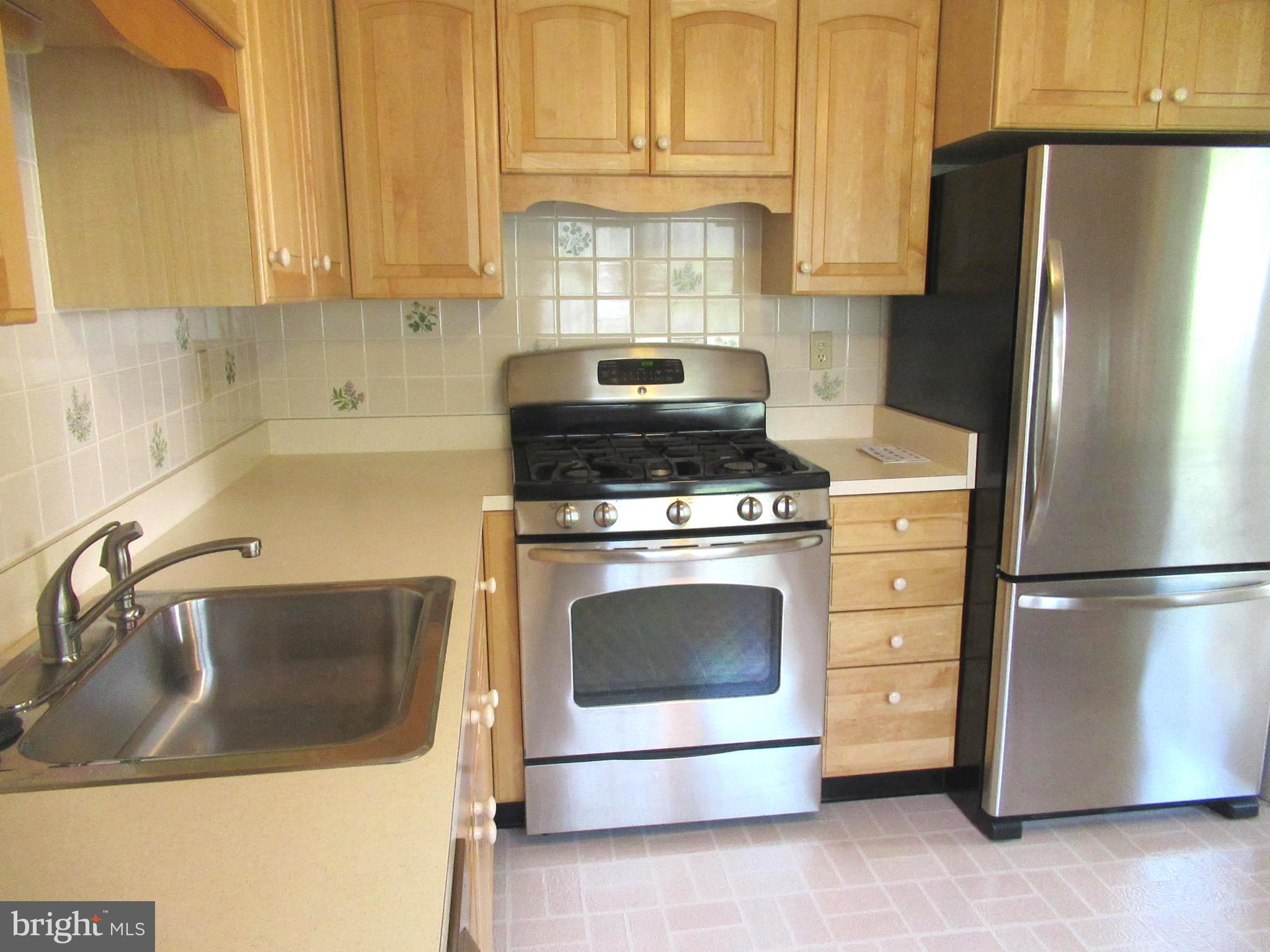 577 Brook Road Baltimore, MD 21286 - Photo 9 of 30 Kitchen has stainless steel appliances