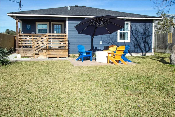a view of a house with backyard and porch