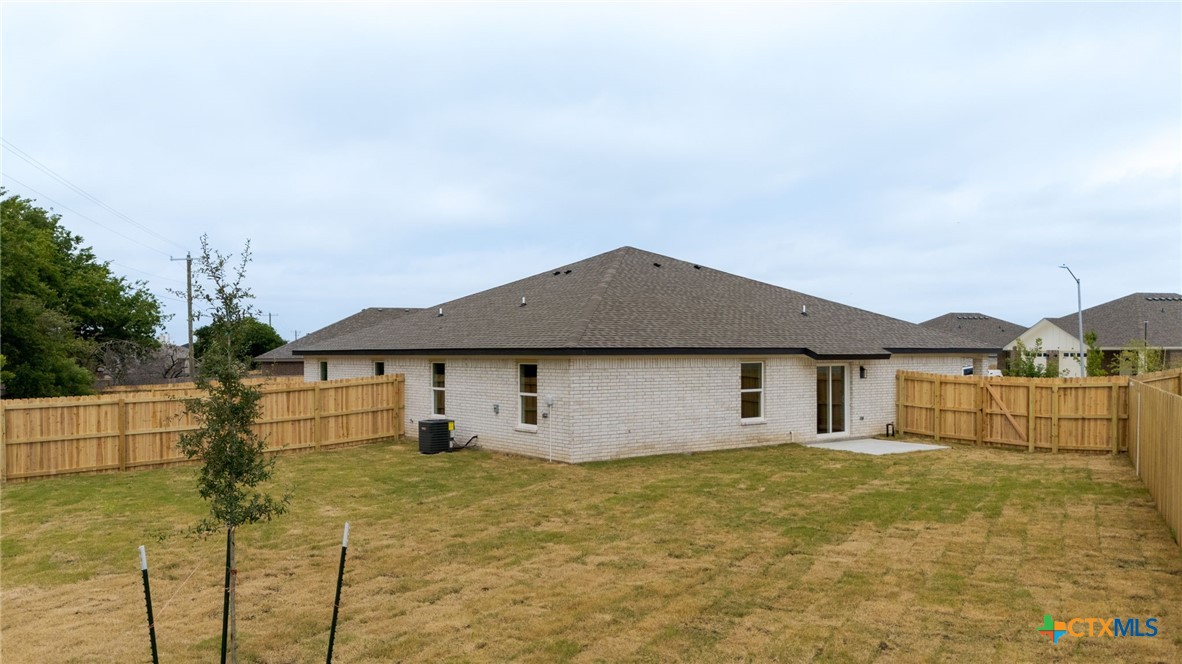 5222 Rose Gdn Loop Killeen, TX 76542 - Photo 25 of 25 a front view of a house with a yard