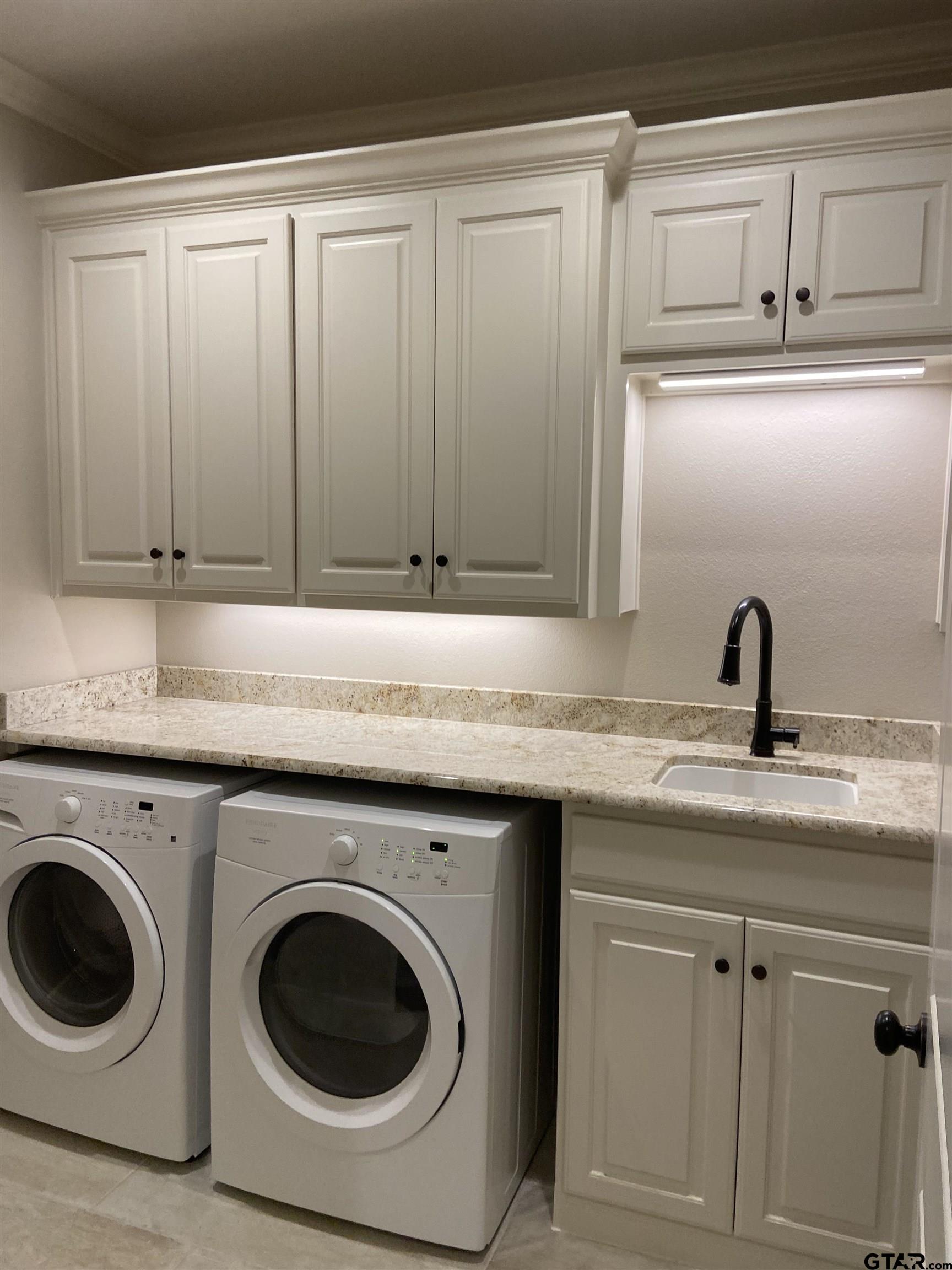 16864 Easy Street Flint, TX 75762 - Photo 11 of 37 a utility room with sink dryer and washer