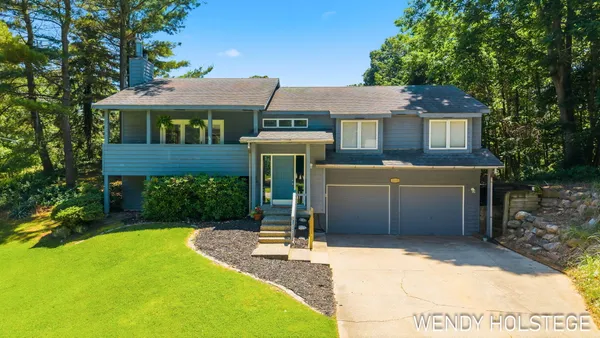 $439,900 | 2135 Lakeridge Drive, Holland, MI 49424