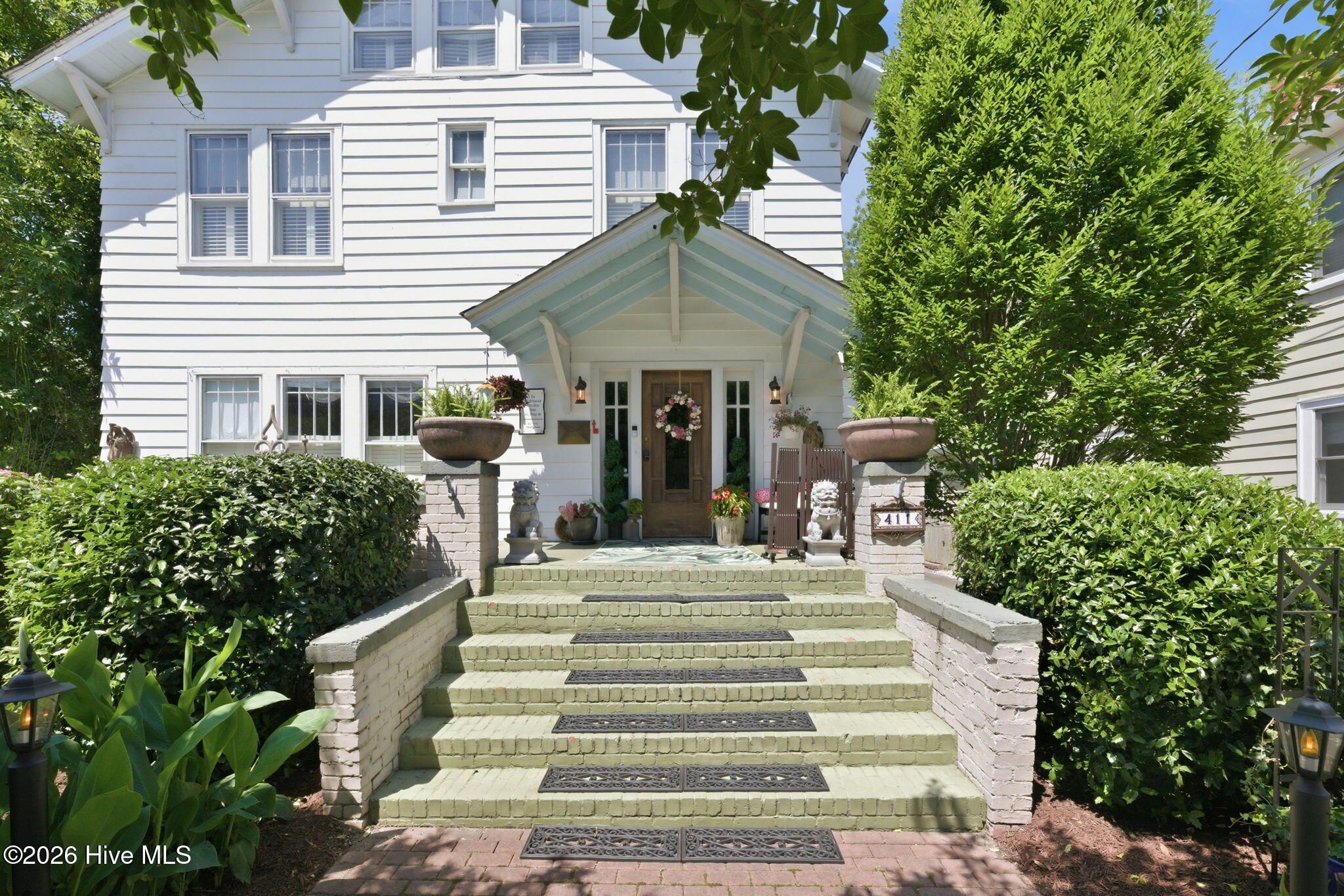 411 George Street New Bern, NC 28560 - Photo 2 of 76 Beautiful Curb Appeal