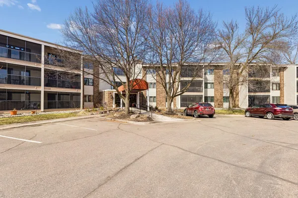 $300,000 | 3150 Glen Oaks Avenue, Unit 111A, White Bear Lake, MN 55110