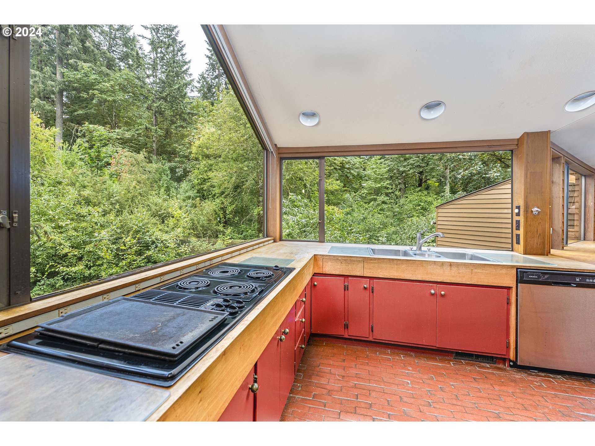 2084 Doaks Ferry Road Northwest Salem, OR 97304 - Photo 9 of 41 Kitchen