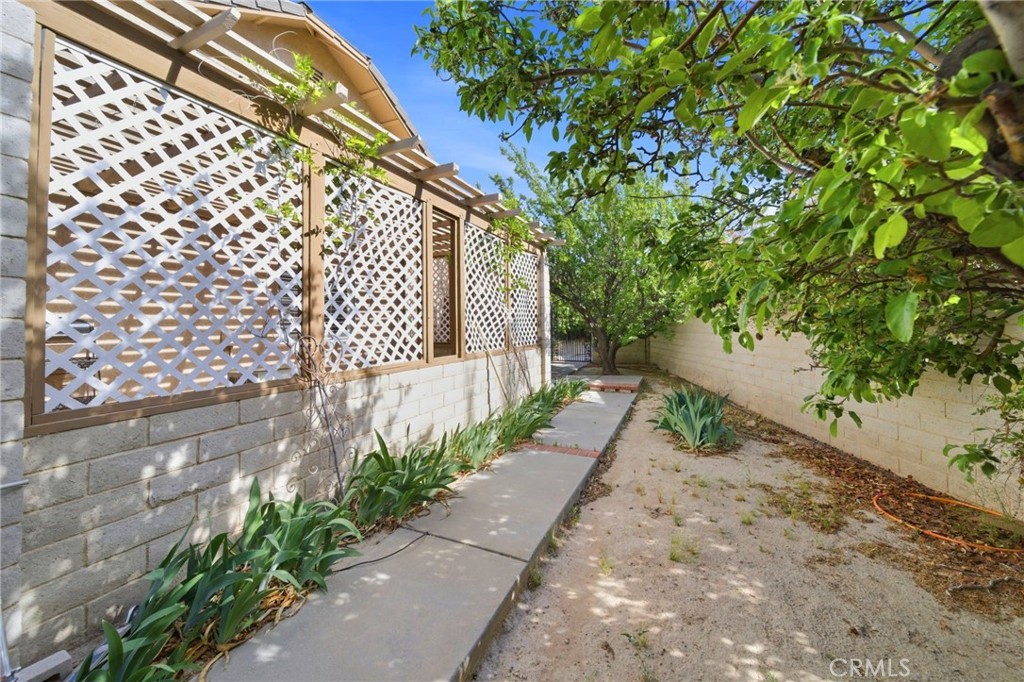 19670 Tonkawan Road Apple Valley, CA 92307 - Photo 55 of 70 Exterior of the Gym or Yoga Area