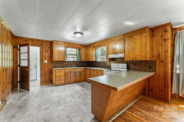 a view of a pathway with a house