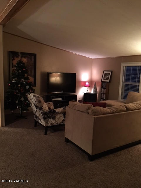 2310 Tear Road Grandview, WA 98930 - Photo 11 of 14 a living room with furniture and a flat screen tv