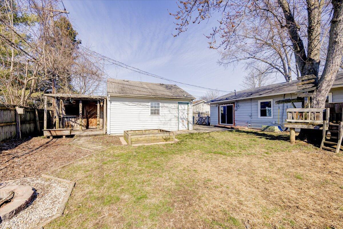 883 Sunview Road Reynoldsburg, OH 43068 - Photo 6 of 25 06-Backyard