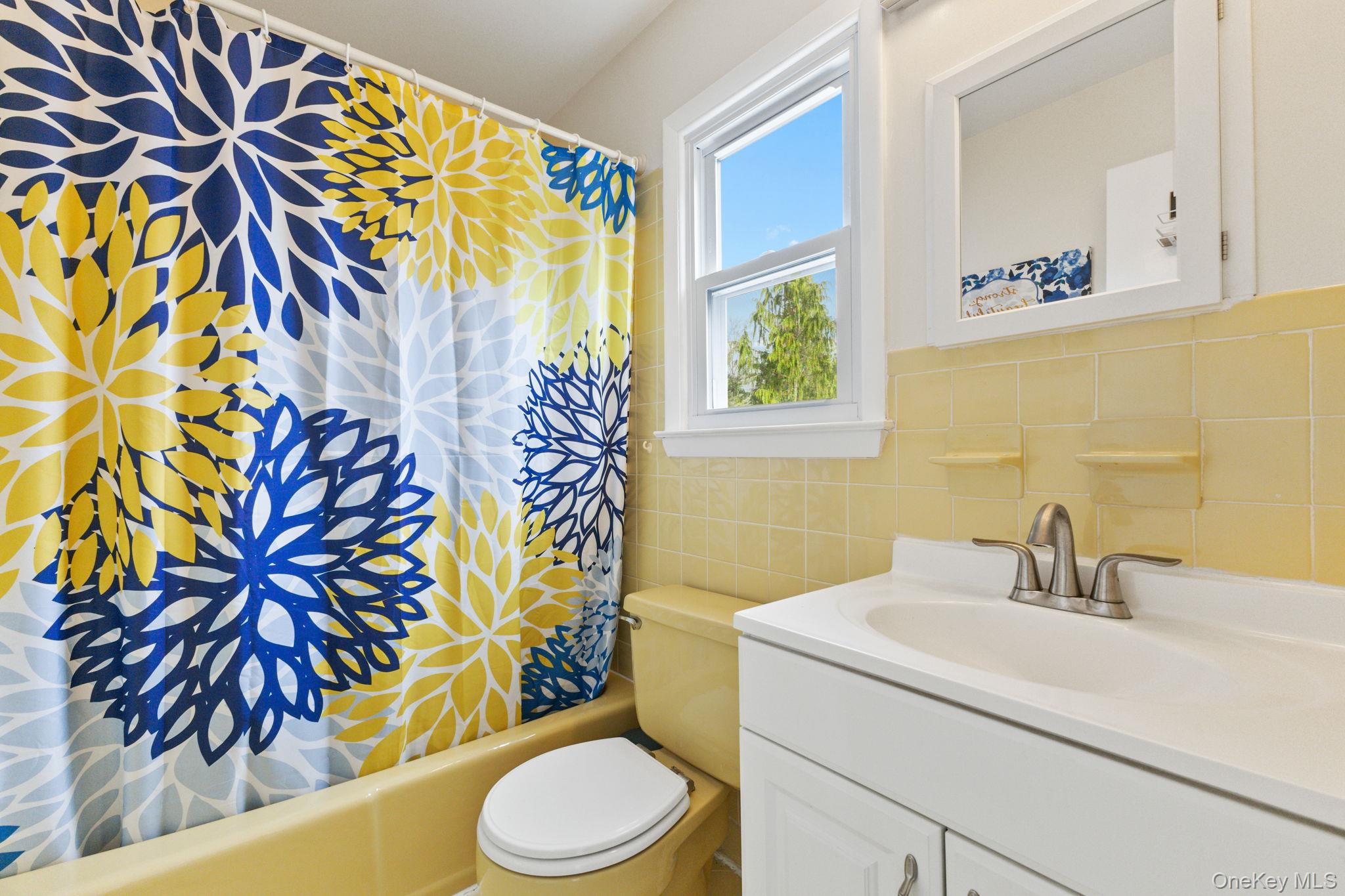 15 Meadow Place Rye, NY 10580 - Photo 18 of 39 Ensuite full bath adjacent to the vanity area.