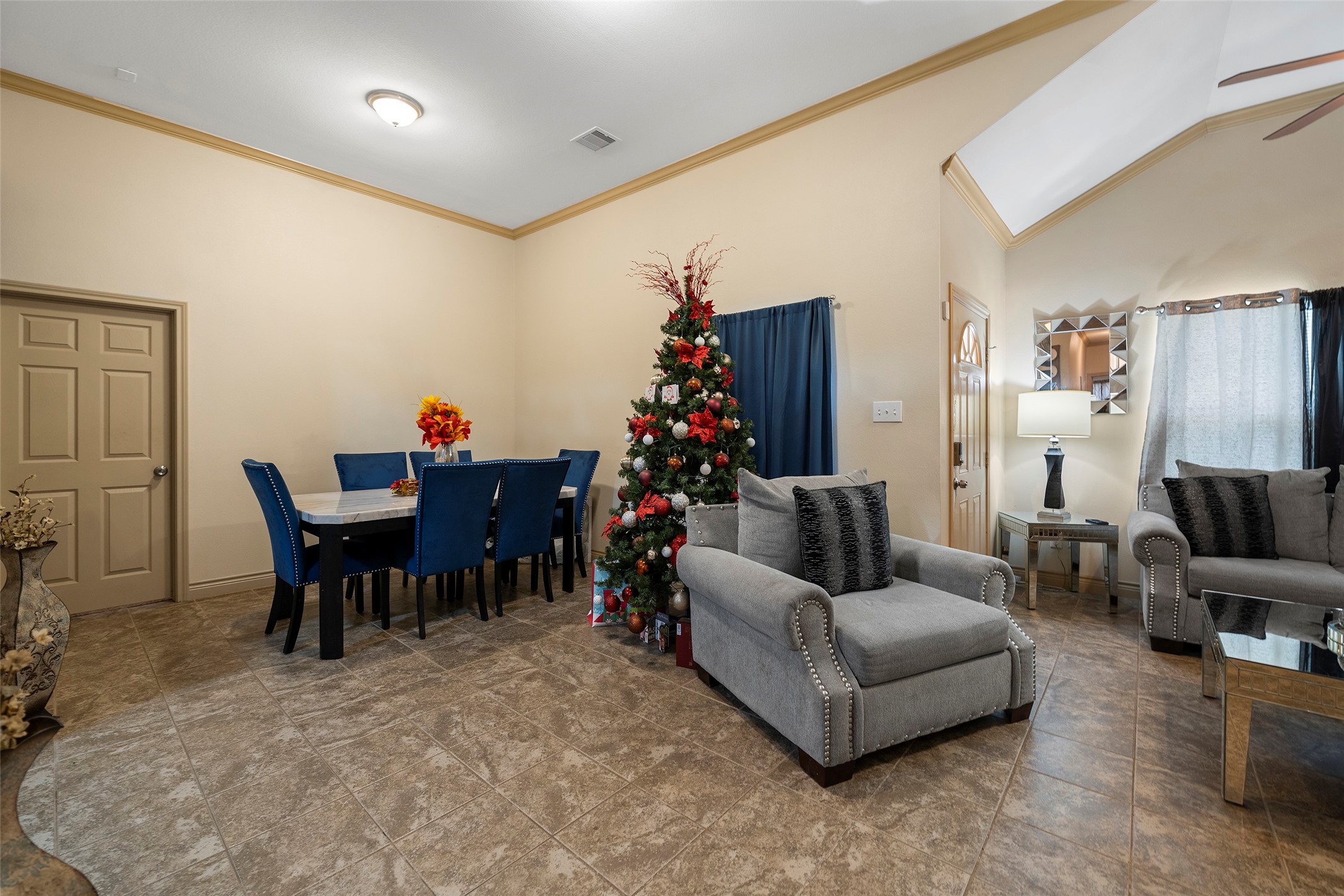 1541 3rd Street Hempstead, TX 77445 - Photo 3 of 26 a living room with furniture and a potted plant