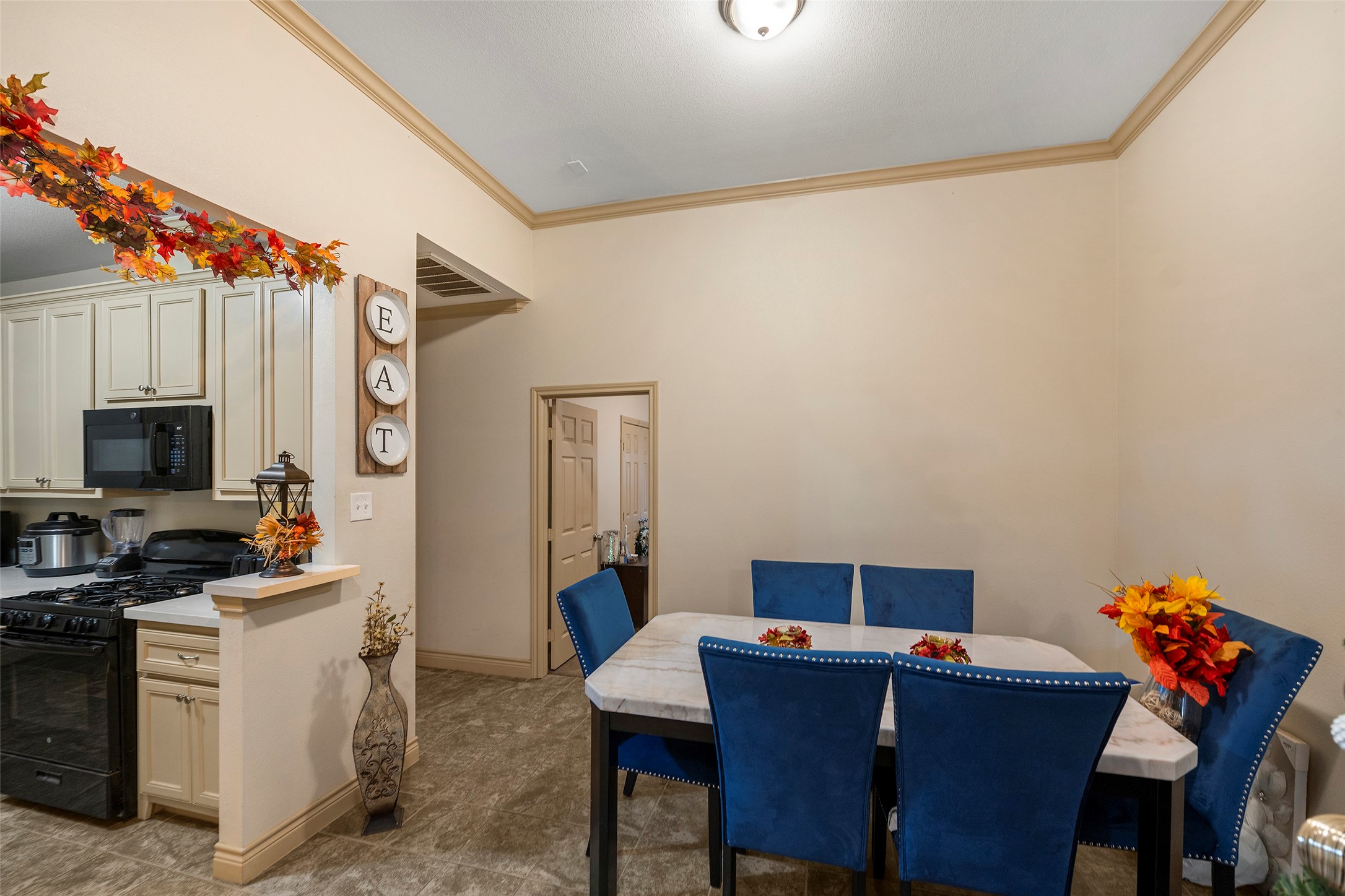 1541 3rd Street Hempstead, TX 77445 - Photo 4 of 26 a view of a workspace with furniture